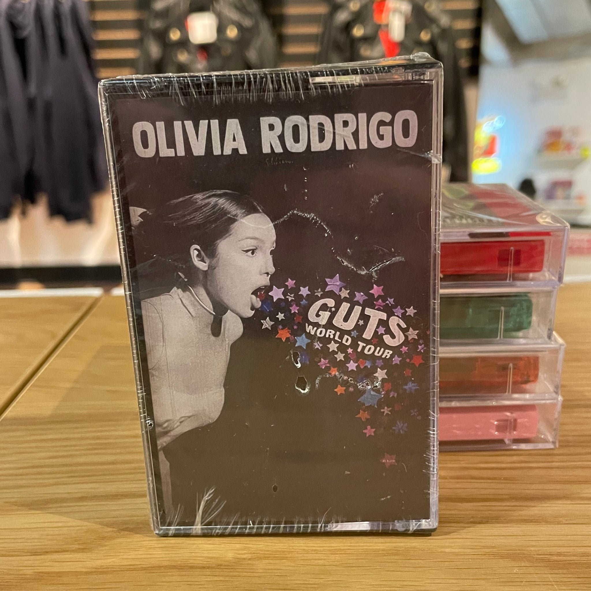 アート・デザイン・音楽 OLIVIA RODRIGO GUTS WORLD TOUR BOOK GUTS world tour book - Olivia Rodrigo | Official Store